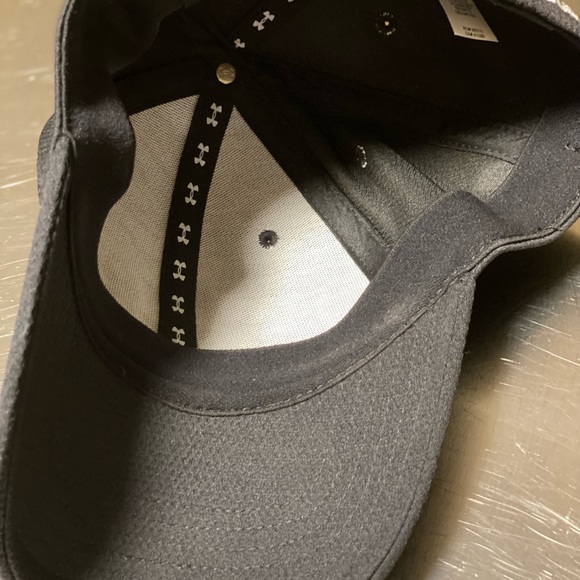 Under Armour hat - Picture 4 of 9